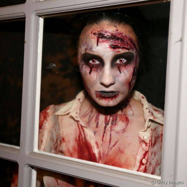 Demi Lovato j? caprichou em uma fantadsia zumbi, com direito a sangue e a cicatrizes